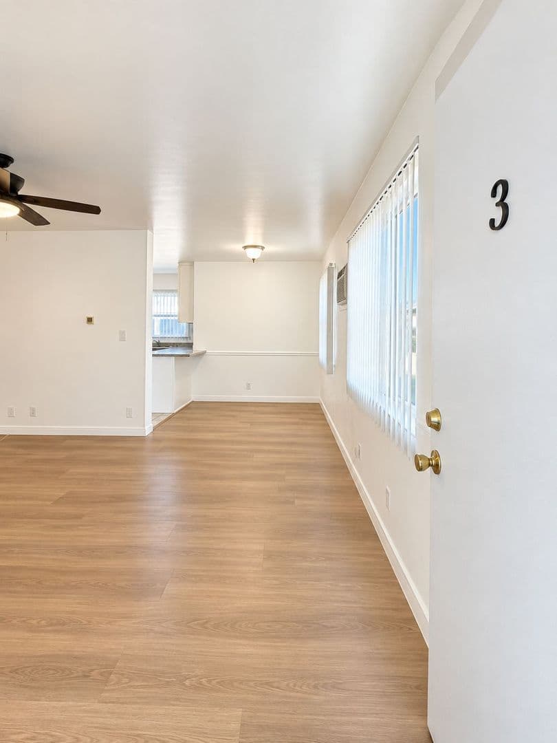 North Hollywood Apartment: 12805 Vanowen St