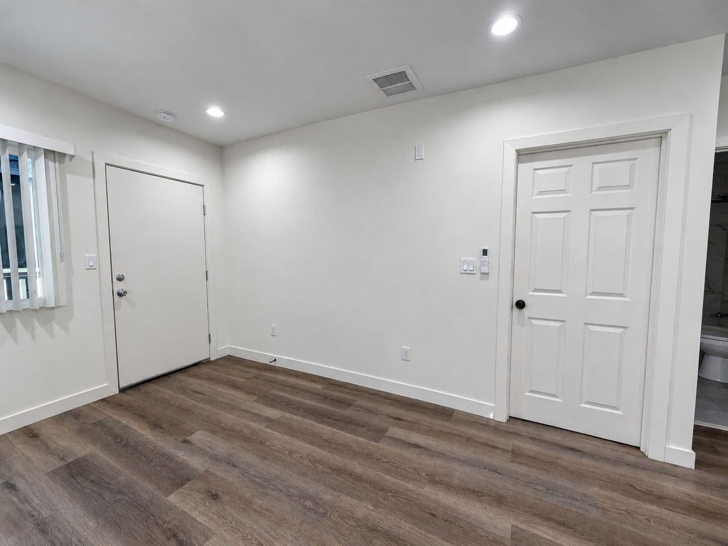 Van Nuys Apartment: 14108 Gilmore St