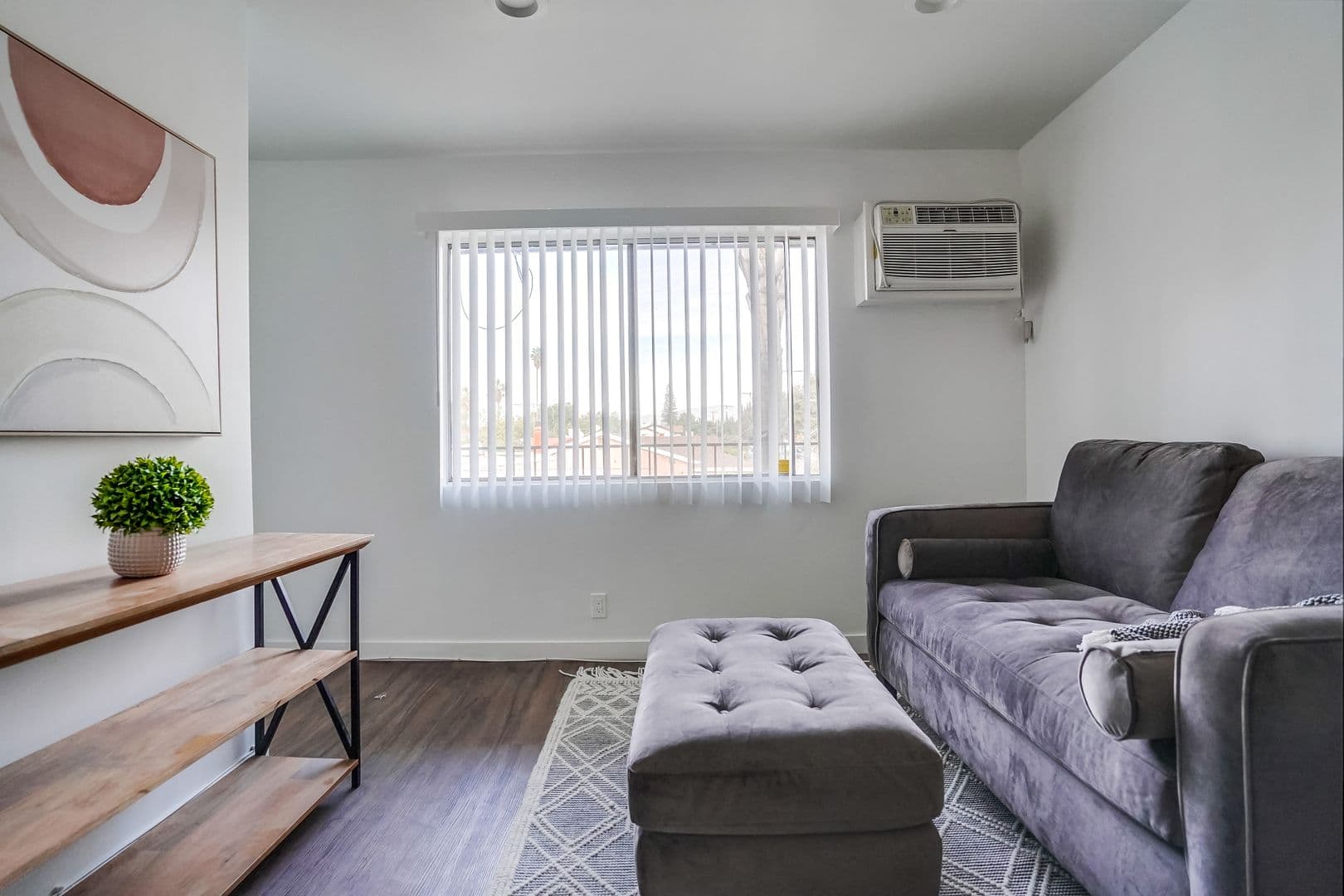 Van Nuys Apartment: 14235 Vanowen St