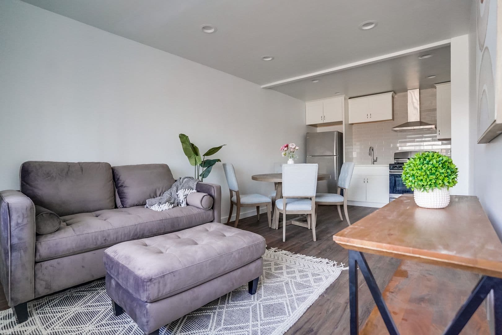 Van Nuys Apartment: 14235 Vanowen St