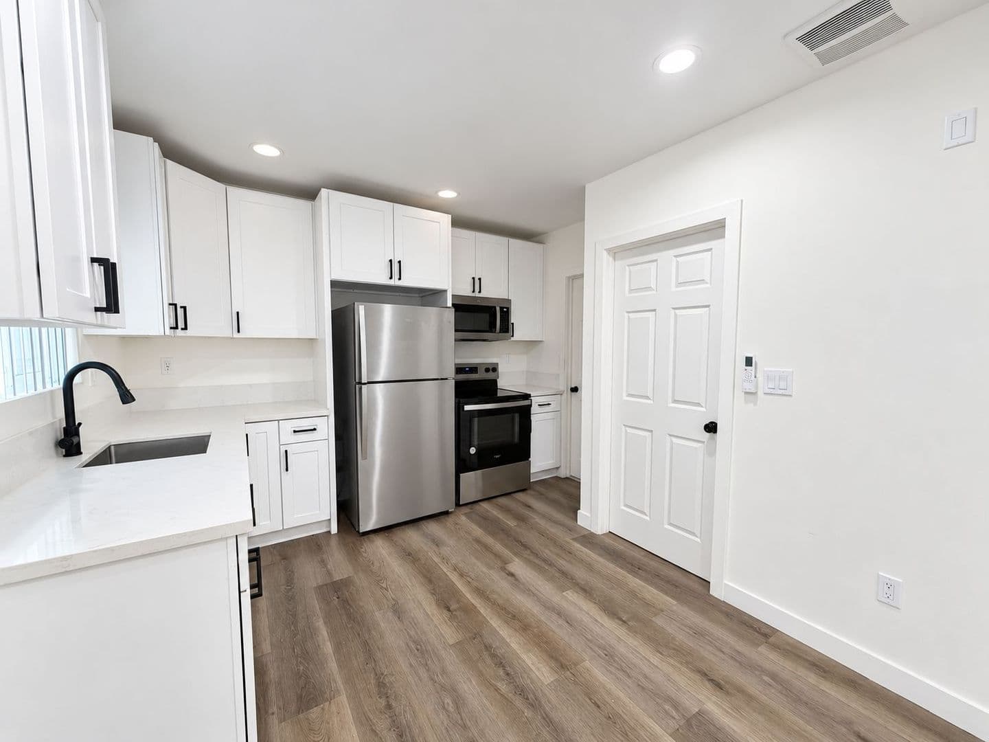 Van Nuys Apartment: 14108 Gilmore St