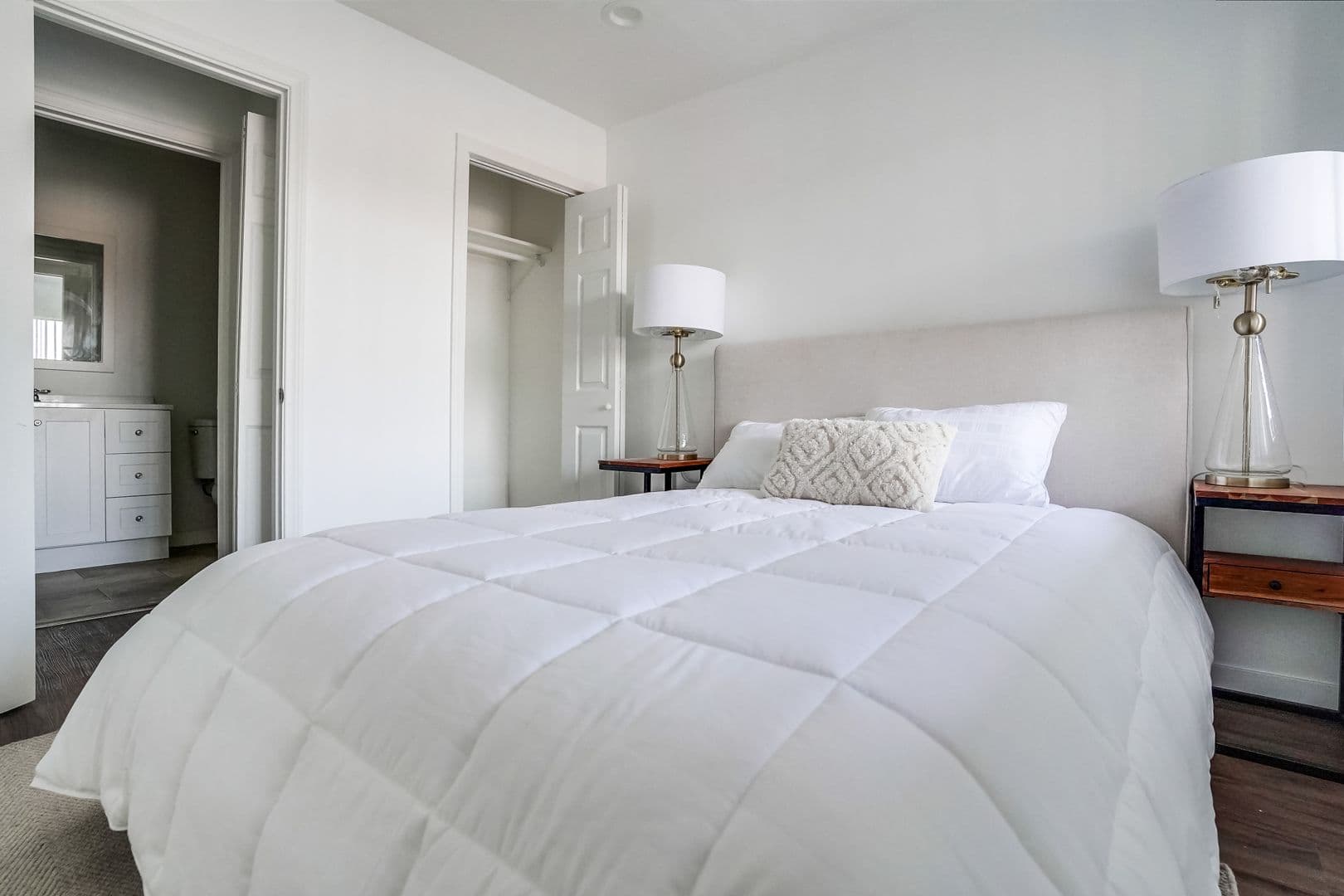 Van Nuys Apartment: 14235 Vanowen St