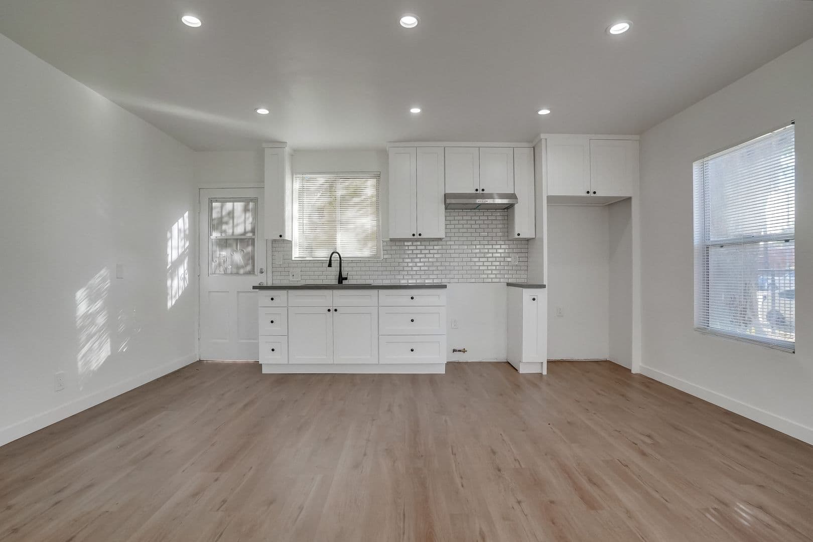 Valley Village Apartment: 12535 Burbank Blvd