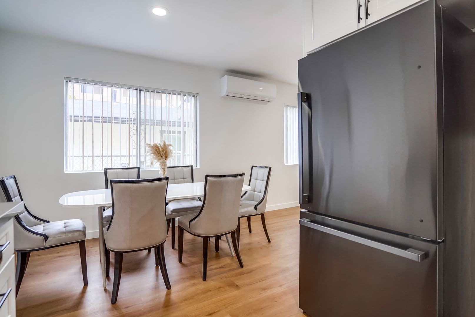 Van Nuys Apartment: 14227 Gilmore St