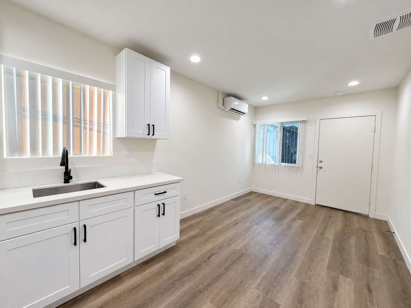 Van Nuys Apartment: 14108 Gilmore St