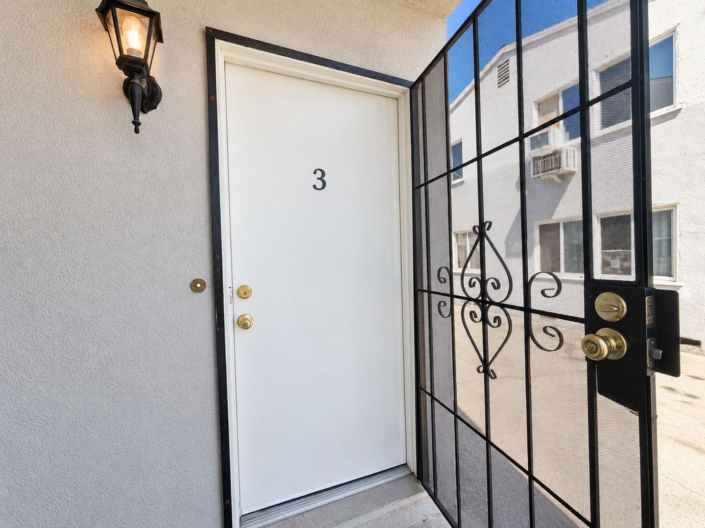 North Hollywood Apartment: 12805 Vanowen St