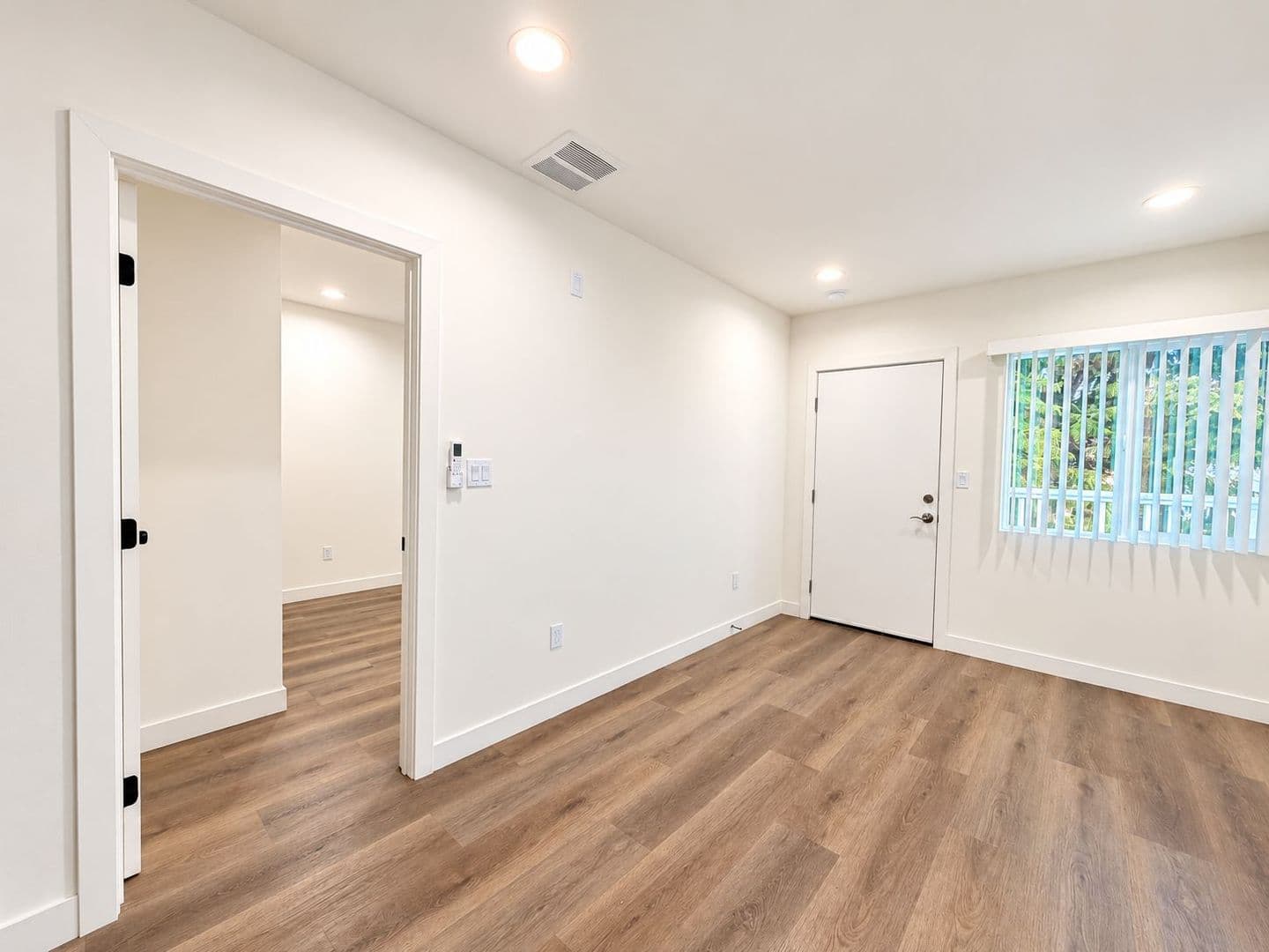 Van Nuys Apartment: 14108 Gilmore St