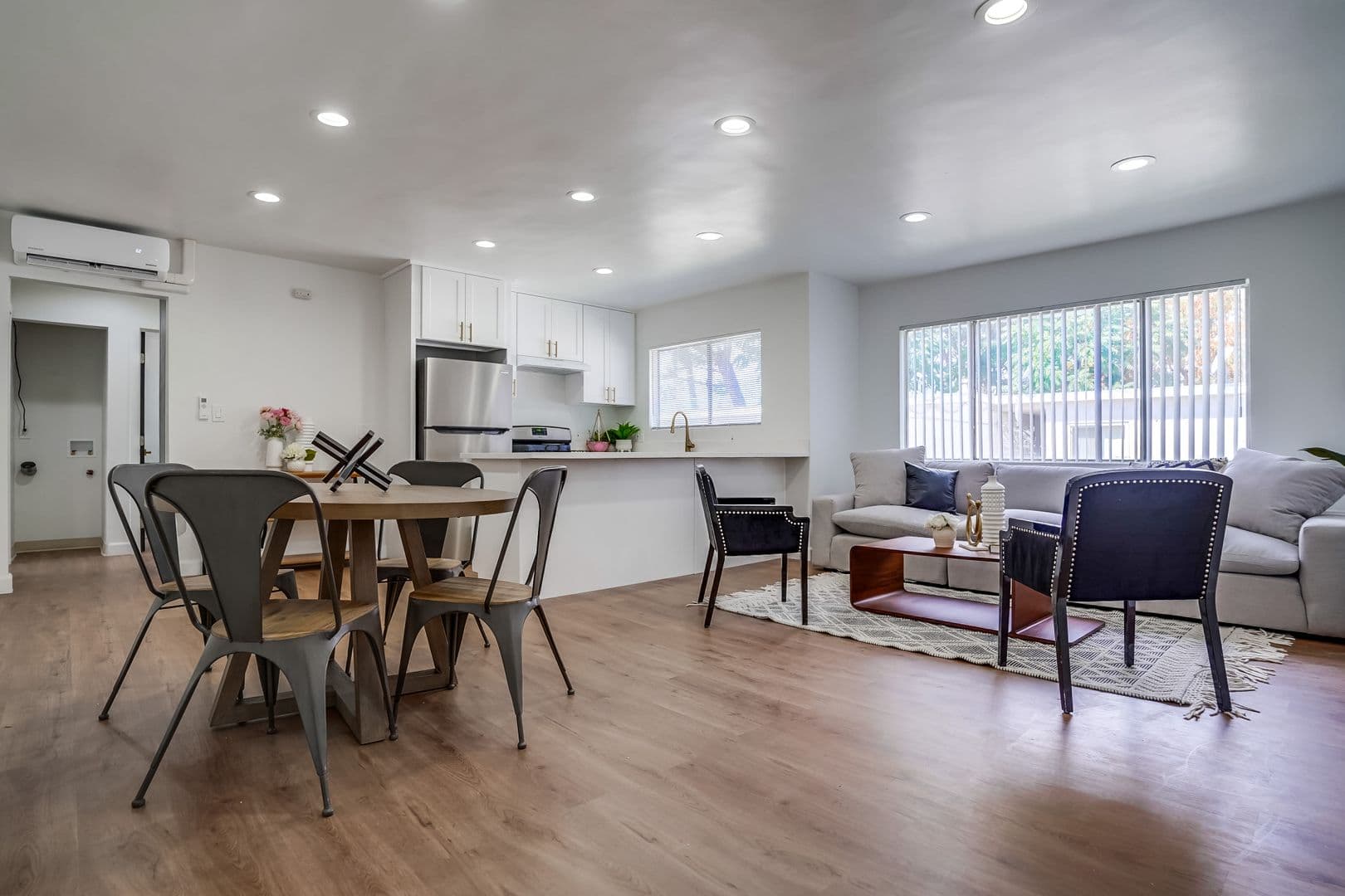 North Hollywood Apartment: 11731 Kittridge St