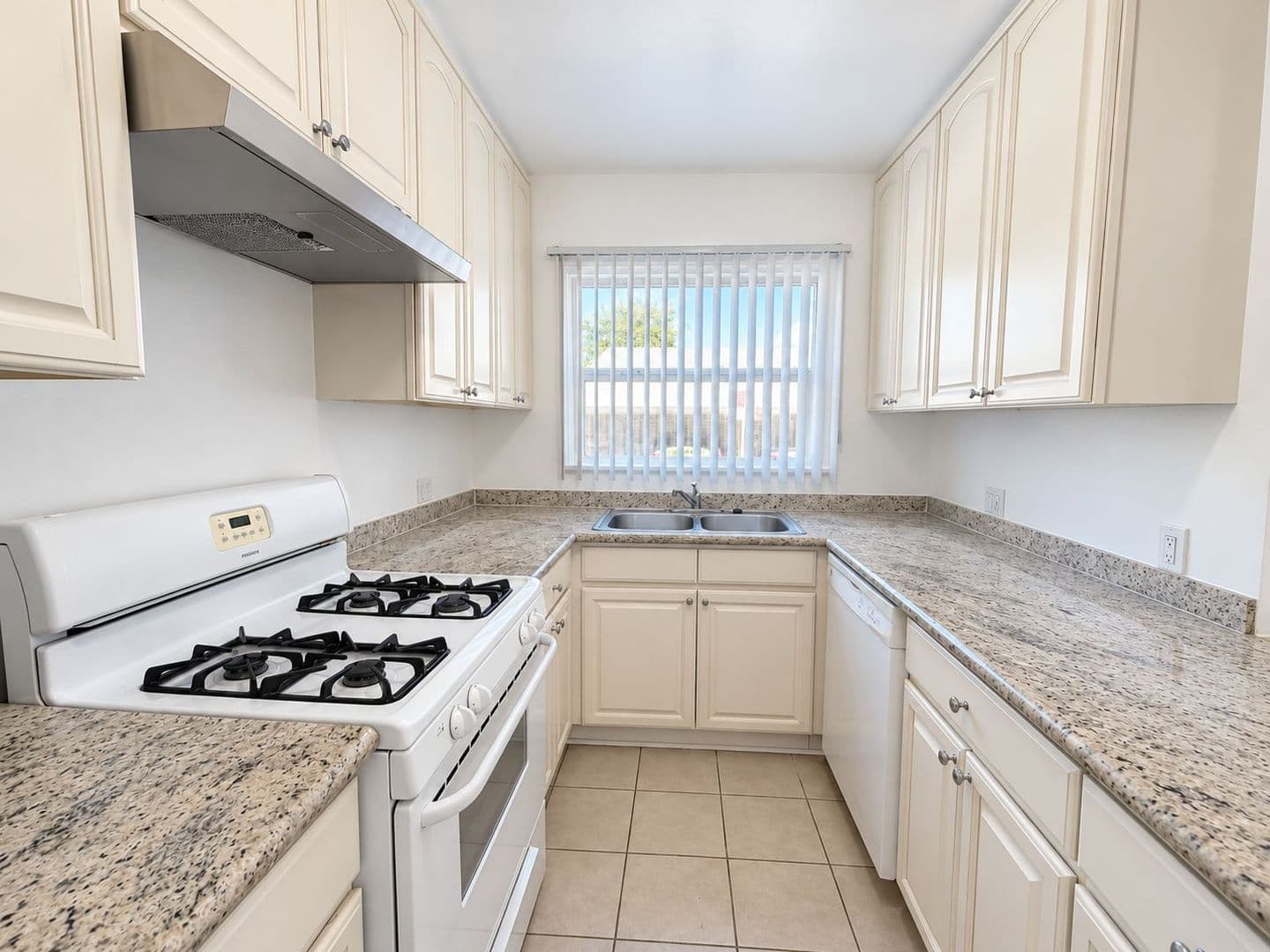 North Hollywood Apartment: 12805 Vanowen St