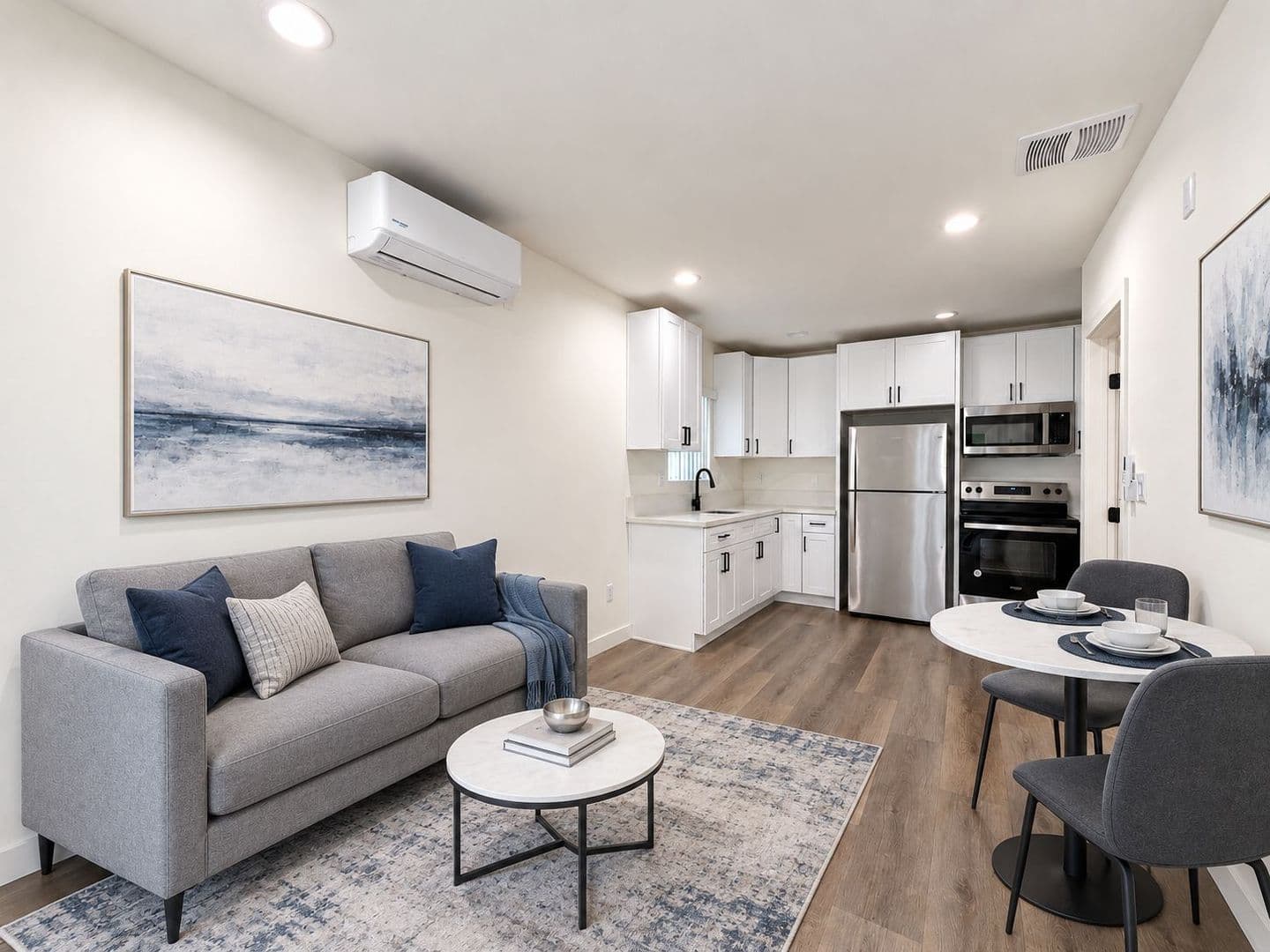 Van Nuys Apartment: 14108 Gilmore St