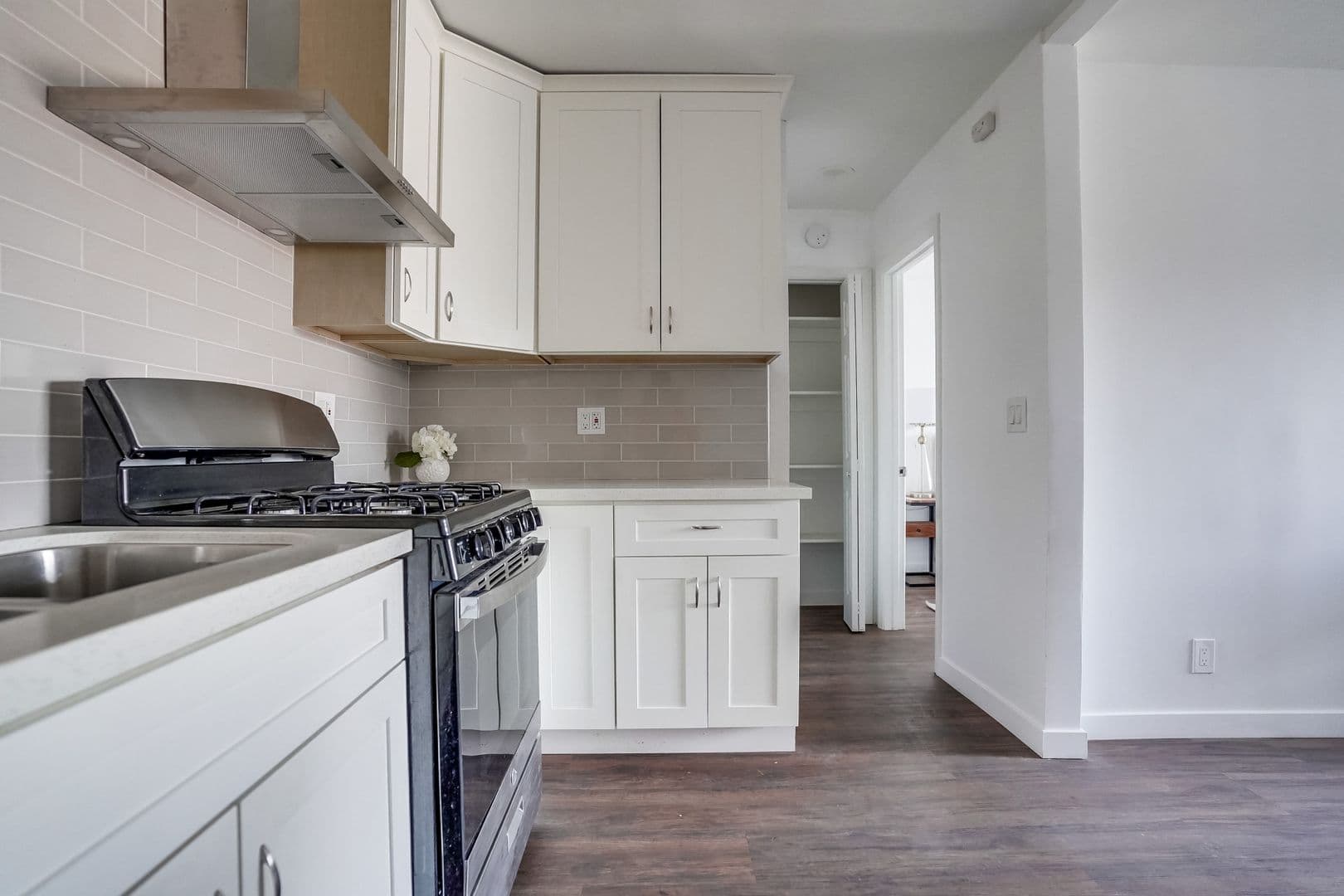 Van Nuys Apartment: 14235 Vanowen St