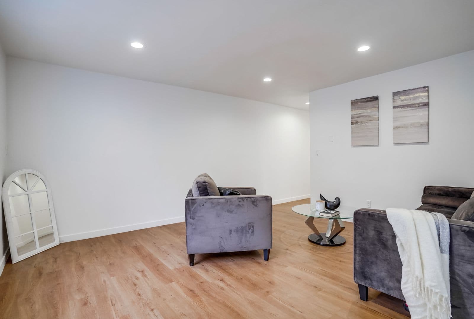 Van Nuys Apartment: 14227 Gilmore St