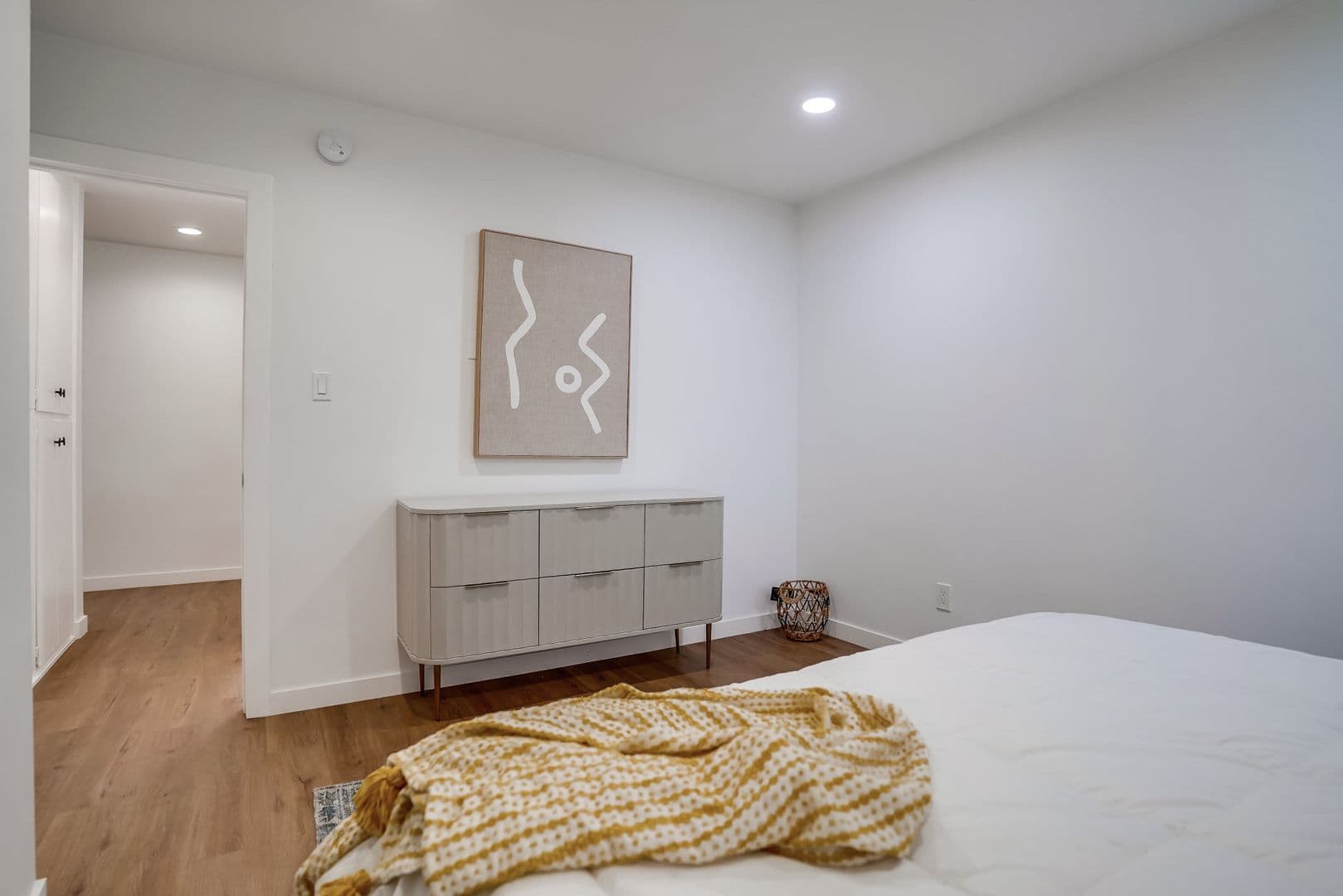 Van Nuys Apartment: 14227 Gilmore St
