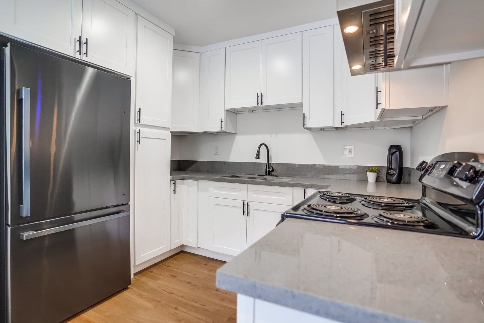 Van Nuys Apartment: 14227 Gilmore St