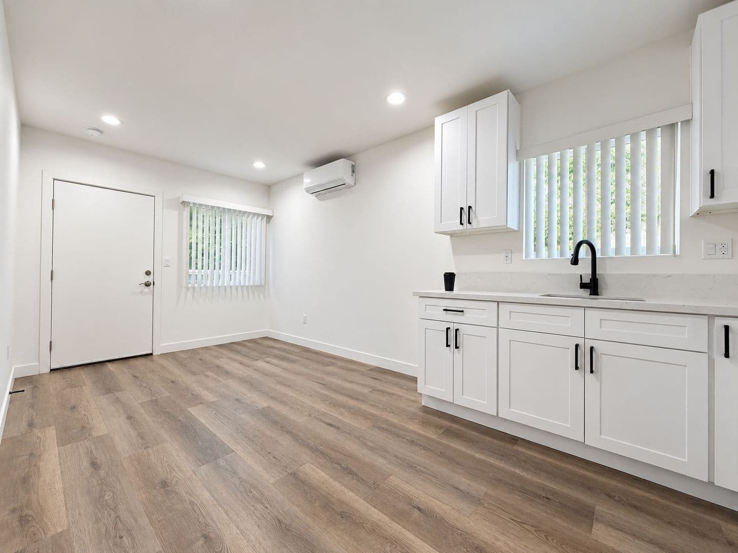Van Nuys Apartment: 14108 Gilmore St
