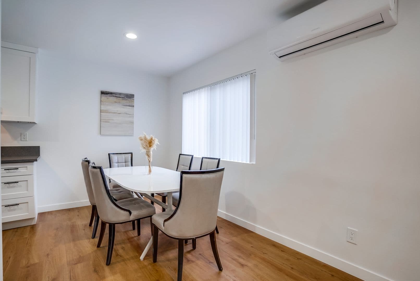 Van Nuys Apartment: 14227 Gilmore St