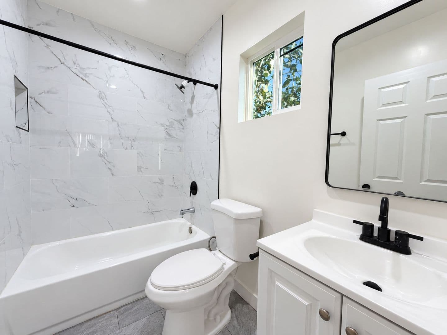 Van Nuys Apartment: 14108 Gilmore St