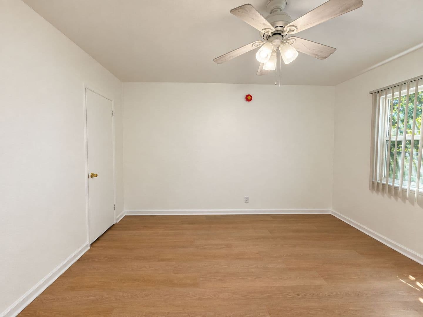 North Hollywood Apartment: 12805 Vanowen St