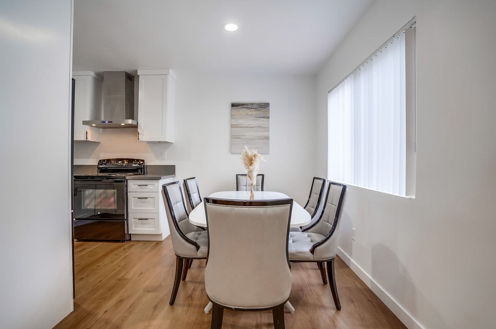 Van Nuys Apartment: 14227 Gilmore St