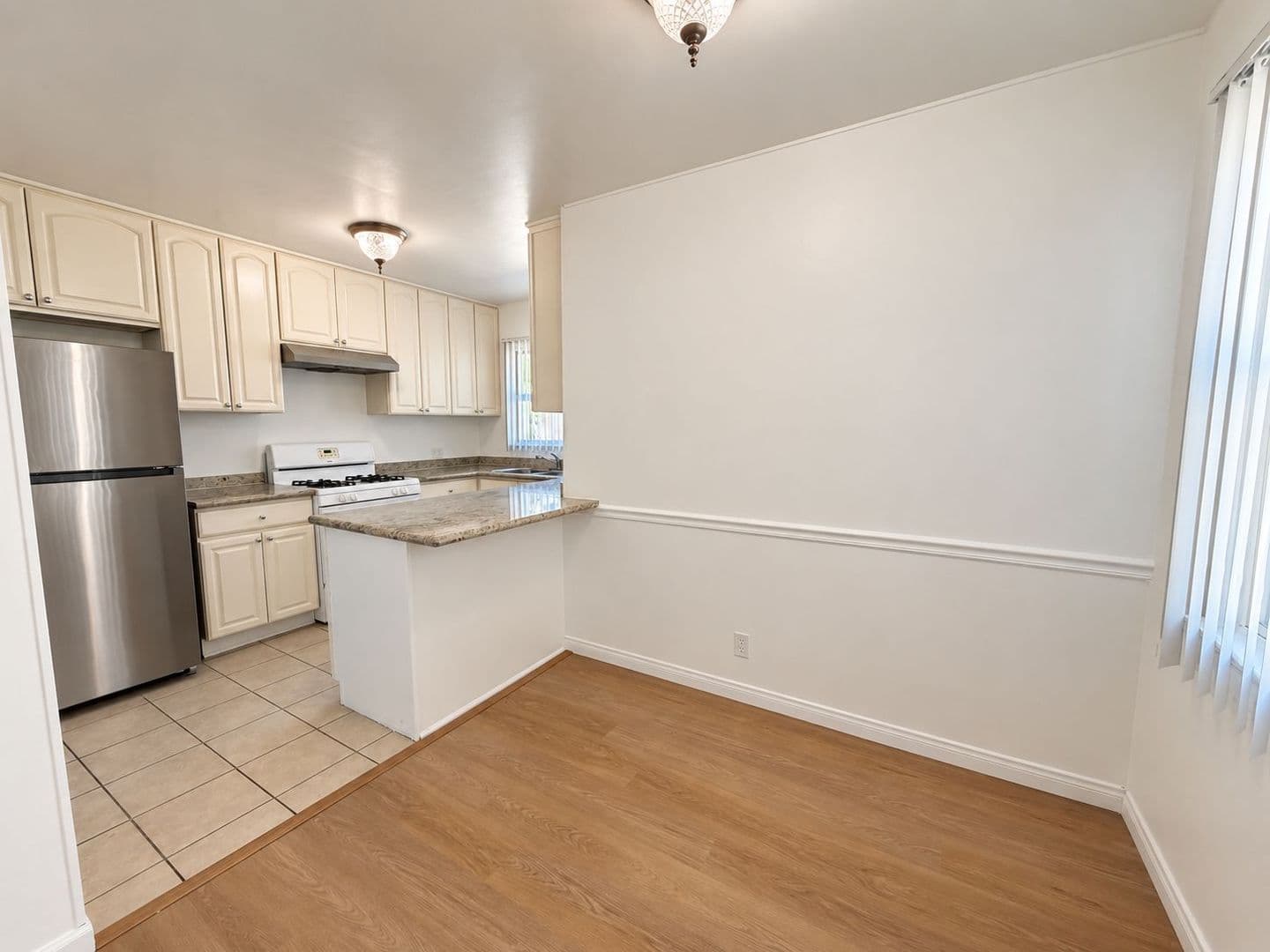 North Hollywood Apartment: 12805 Vanowen St