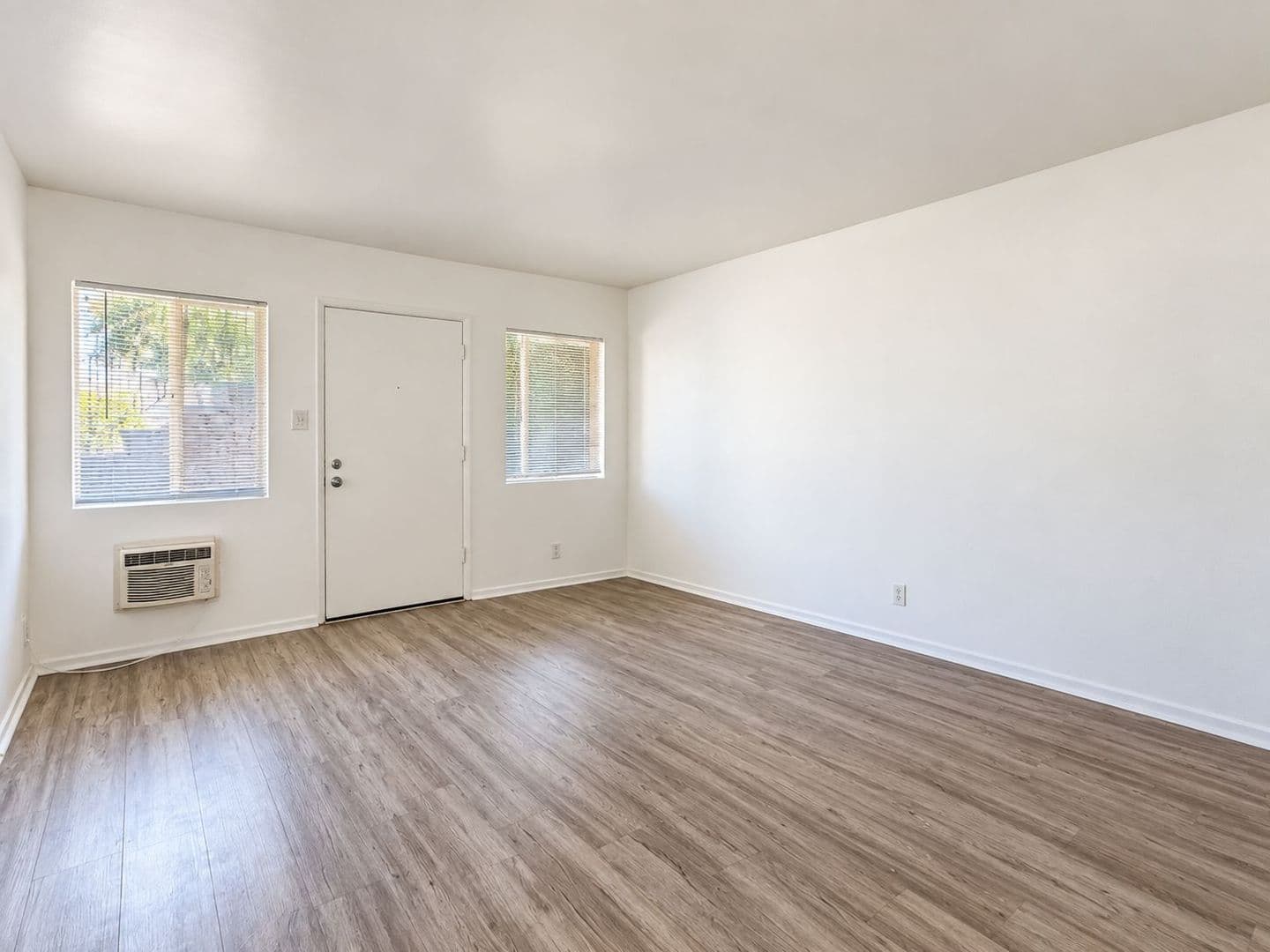 North Hollywood Apartment: 7117 Fulton Ave