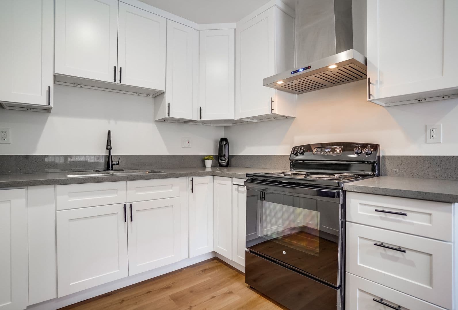 Van Nuys Apartment: 14227 Gilmore St