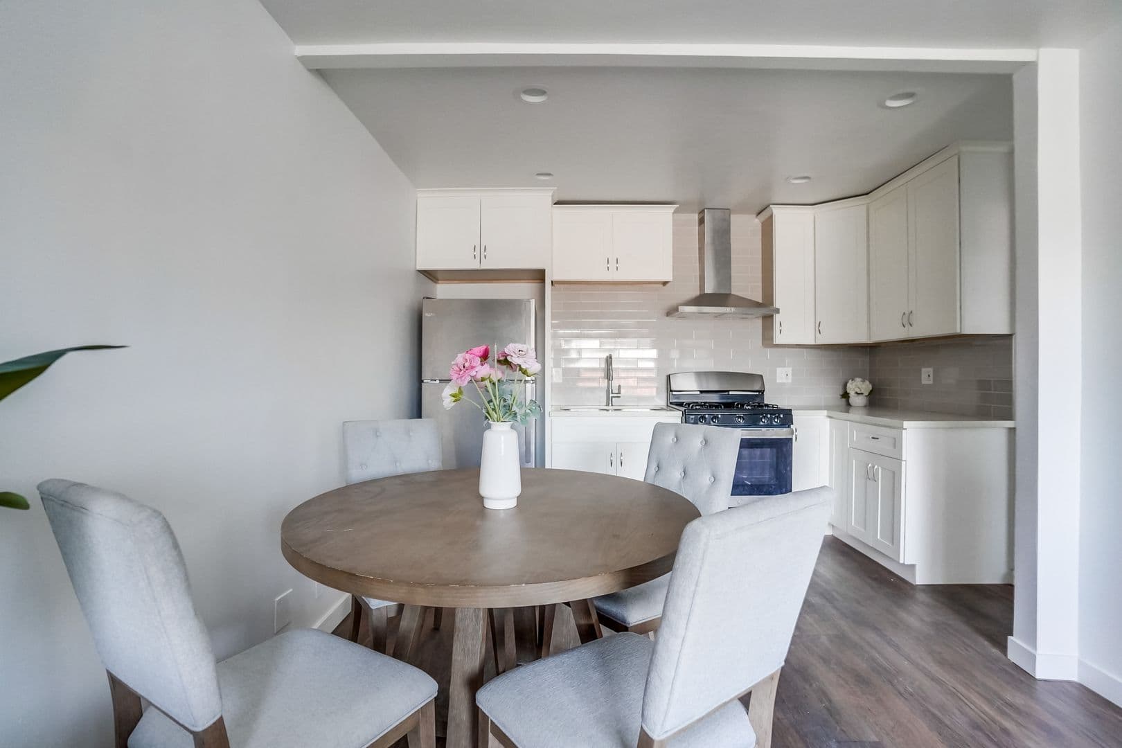 Van Nuys Apartment: 14235 Vanowen St