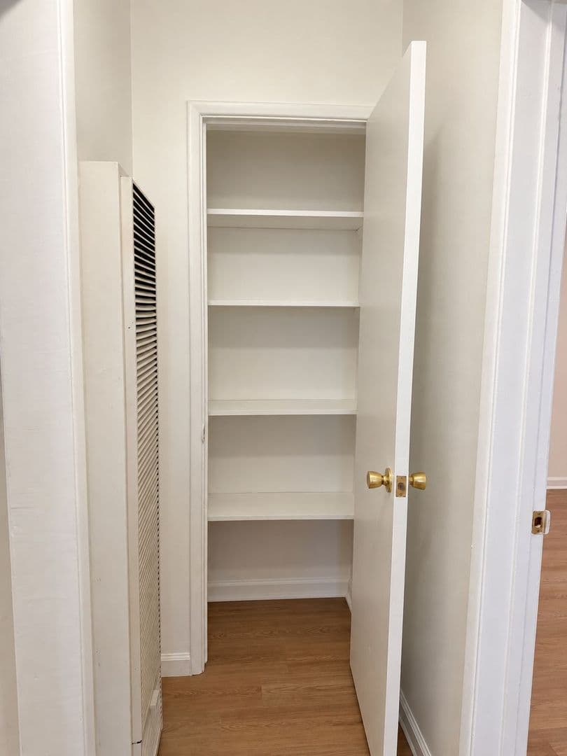North Hollywood Apartment: 12805 Vanowen St