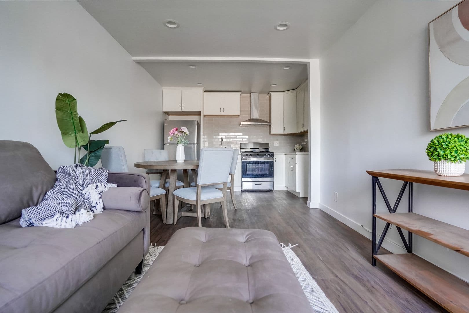 Van Nuys Apartment: 14235 Vanowen St