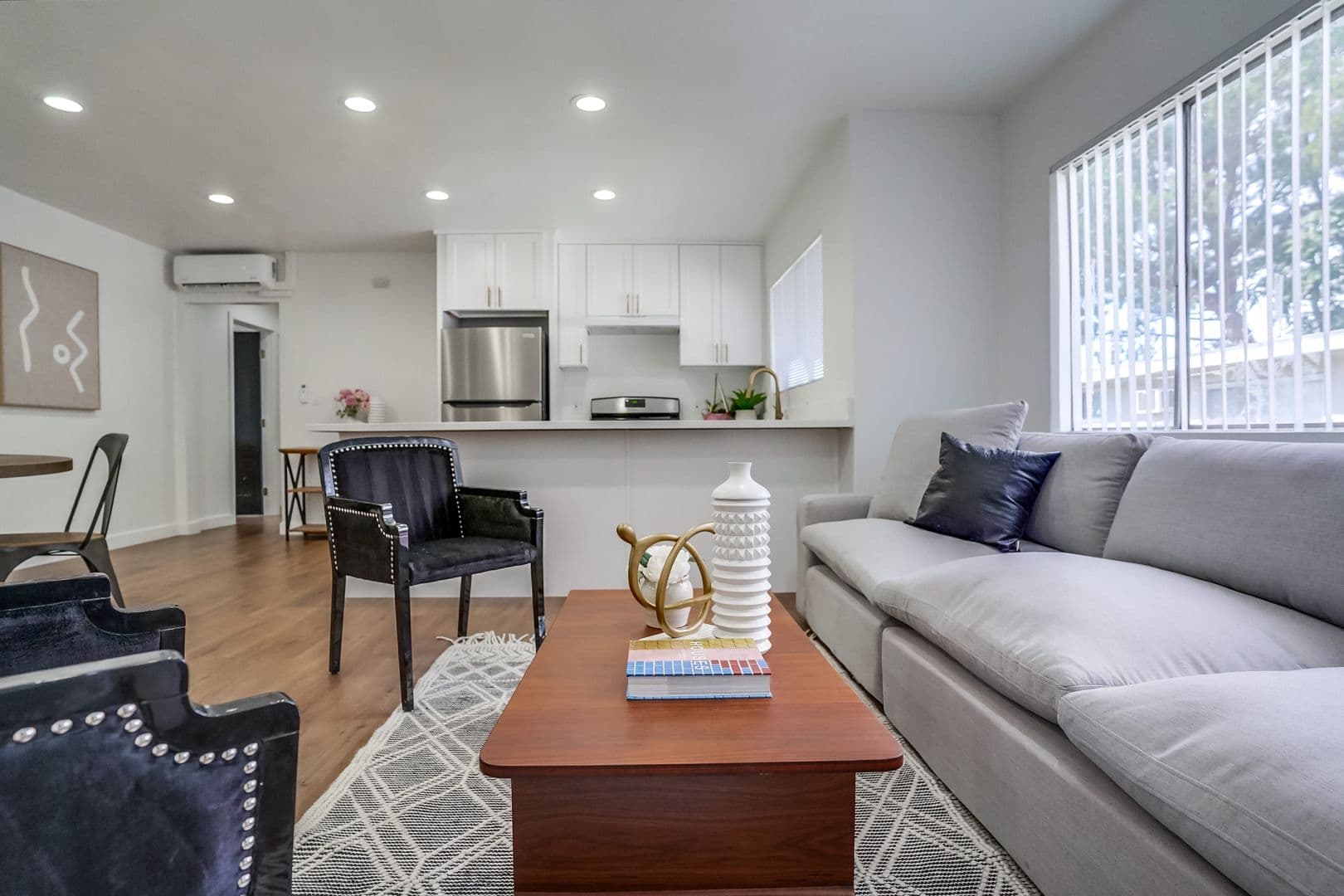 North Hollywood Apartment: 11731 Kittridge St
