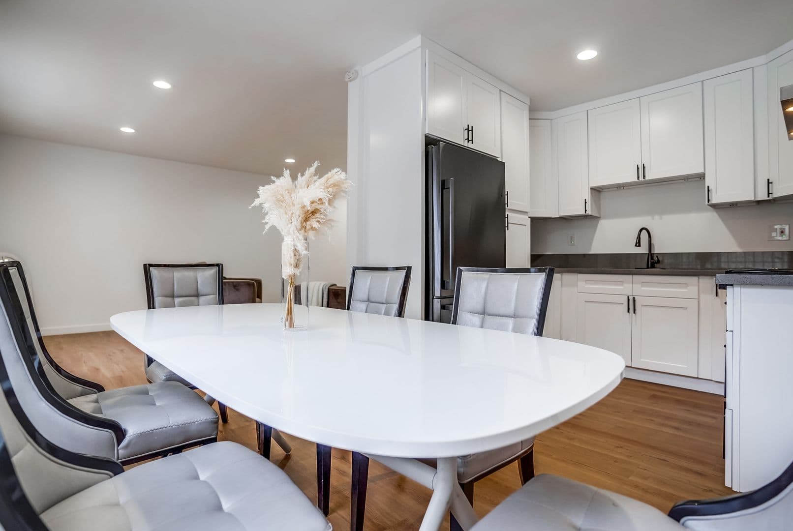 Van Nuys Apartment: 14227 Gilmore St