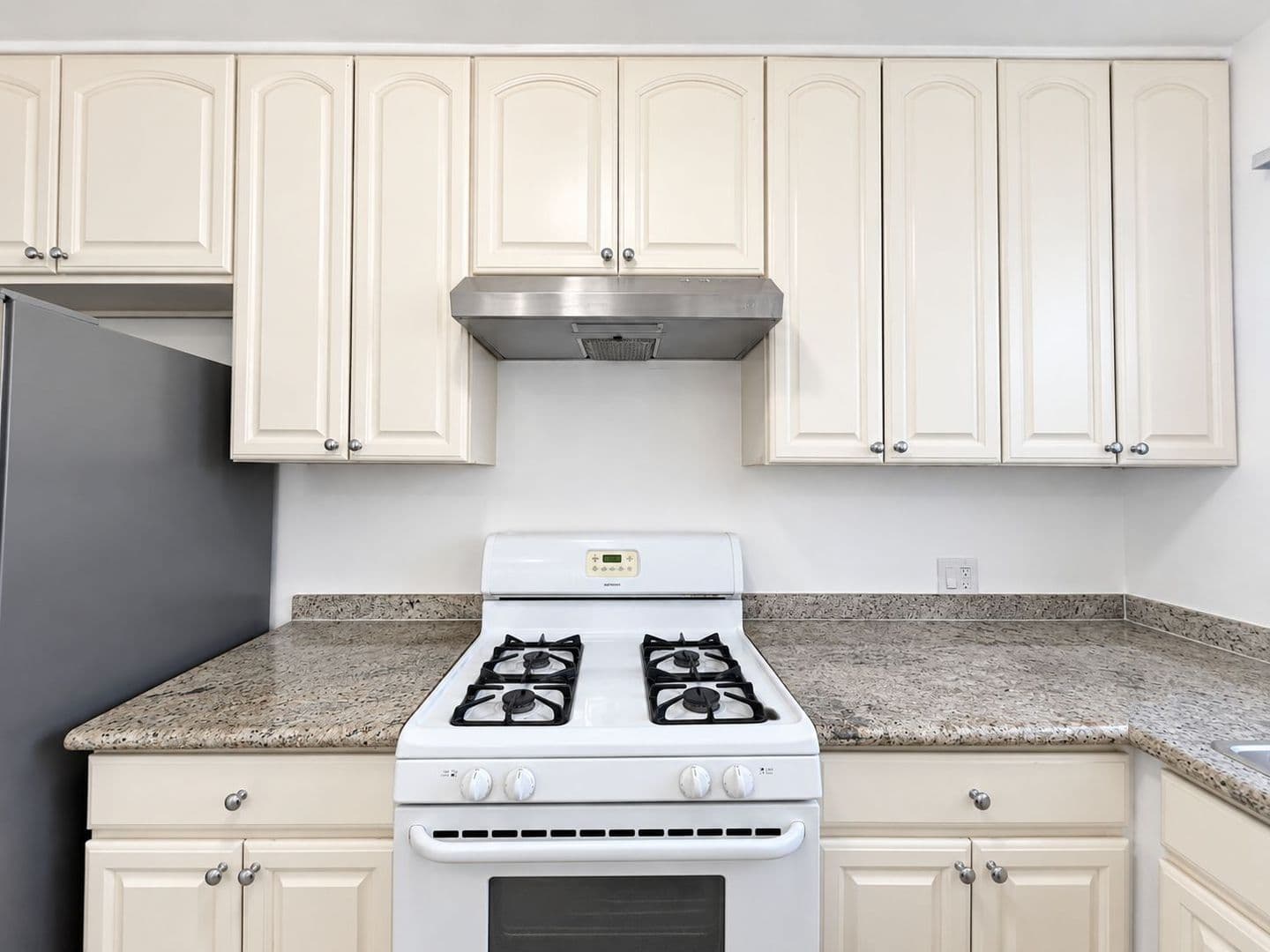 North Hollywood Apartment: 12805 Vanowen St