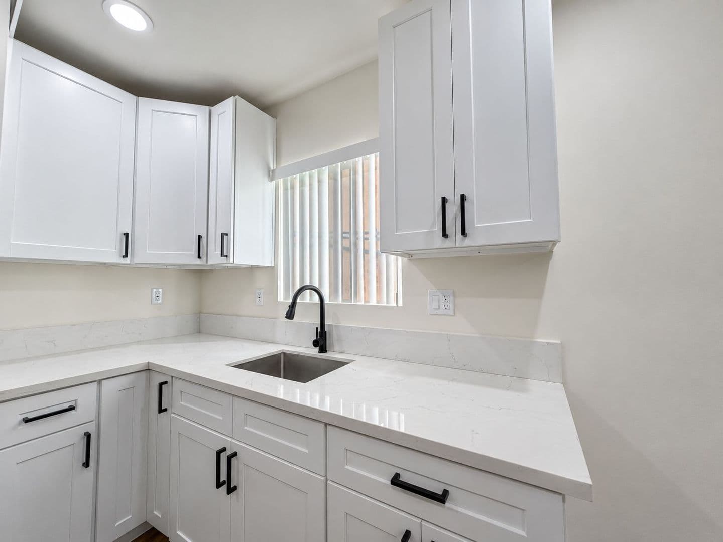 Van Nuys Apartment: 14108 Gilmore St