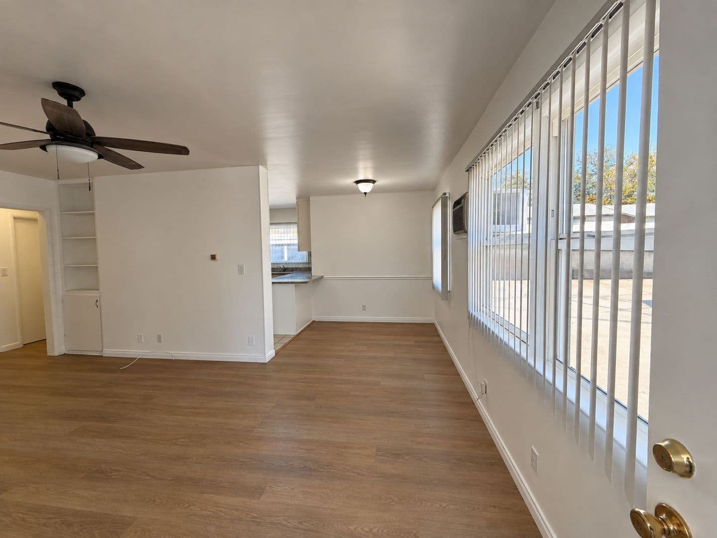 North Hollywood Apartment: 12805 Vanowen St