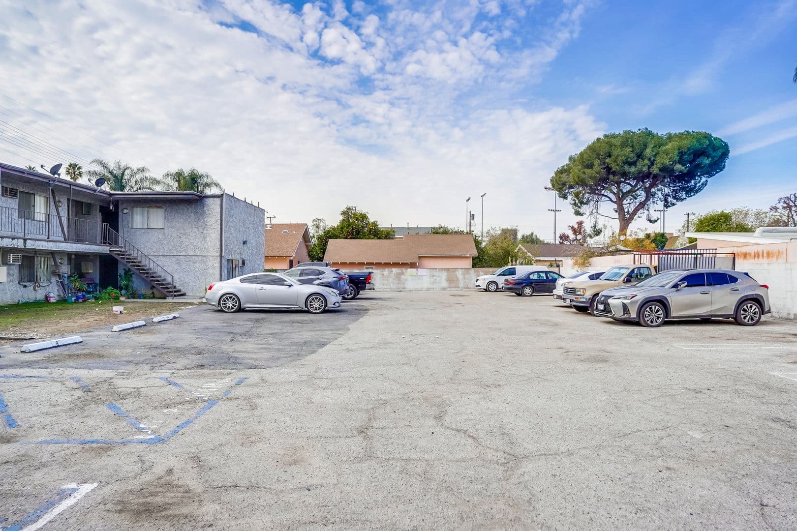 Van Nuys Apartment: 14235 Vanowen St