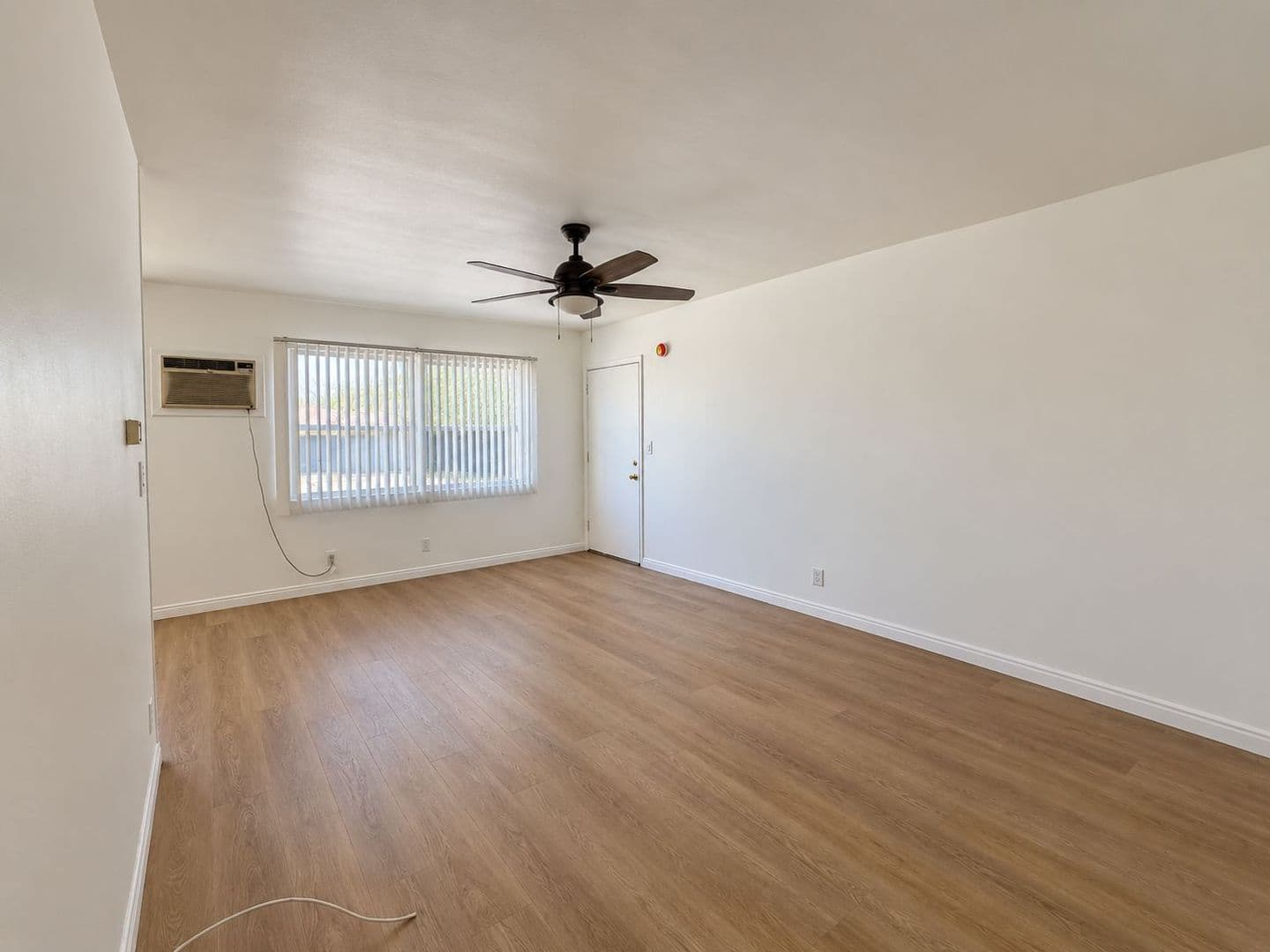 North Hollywood Apartment: 12805 Vanowen St