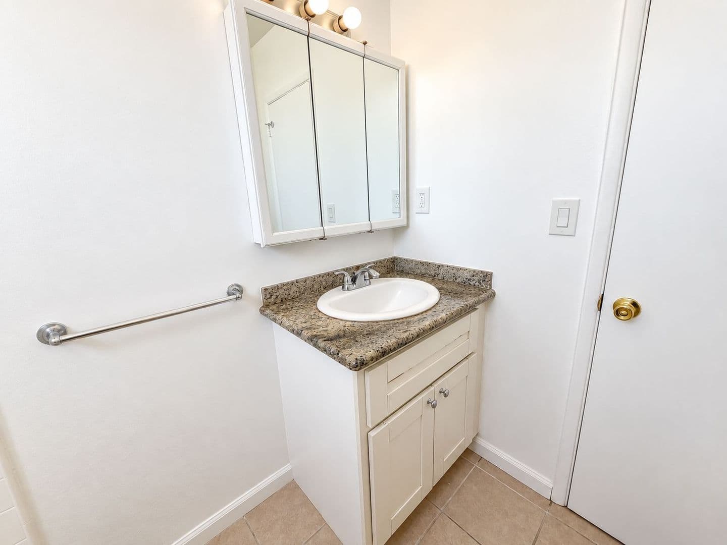 North Hollywood Apartment: 12805 Vanowen St
