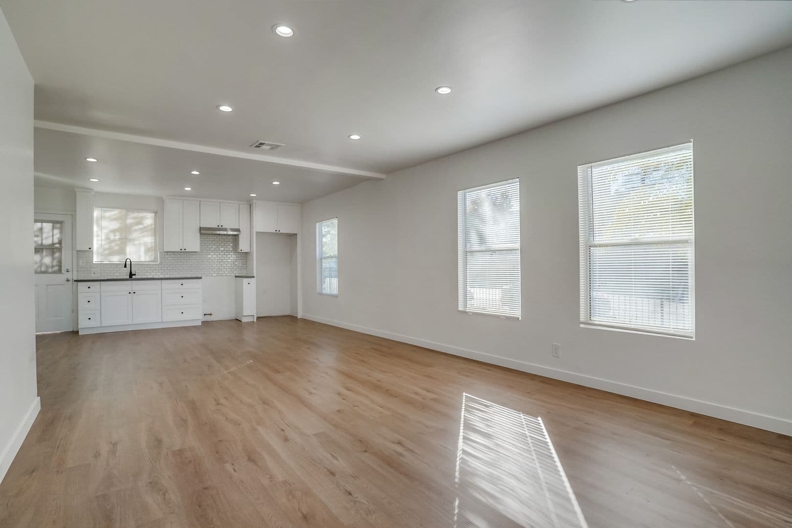 Valley Village Apartment: 12535 Burbank Blvd