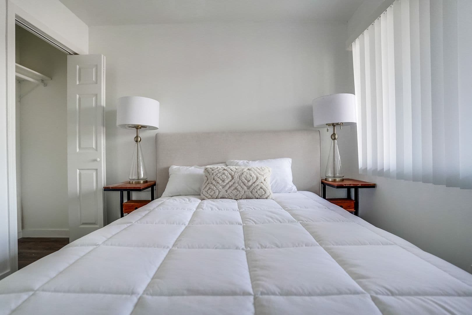 Van Nuys Apartment: 14235 Vanowen St
