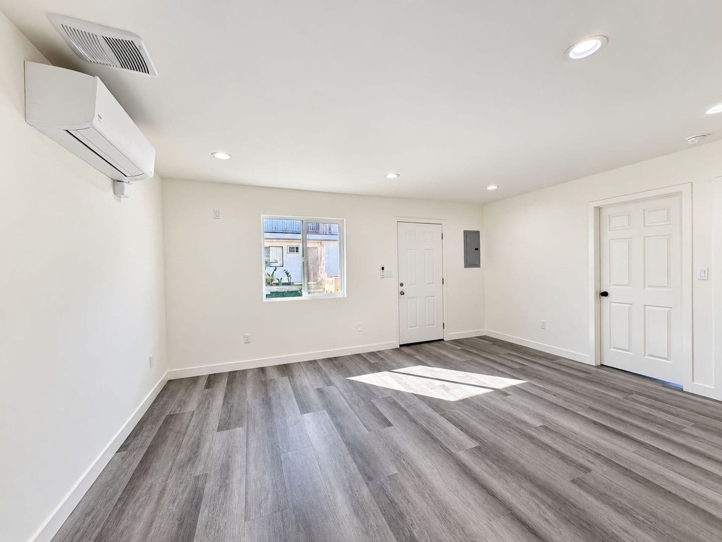 Panorama City Apartment: 14662 Rayen St