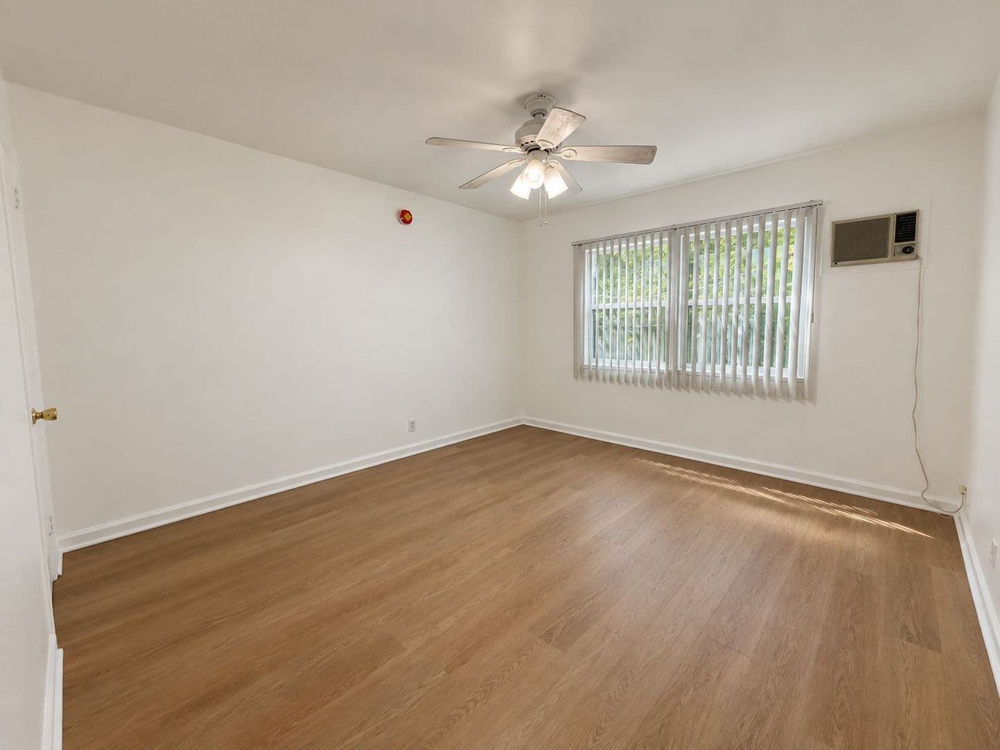 North Hollywood Apartment: 12805 Vanowen St