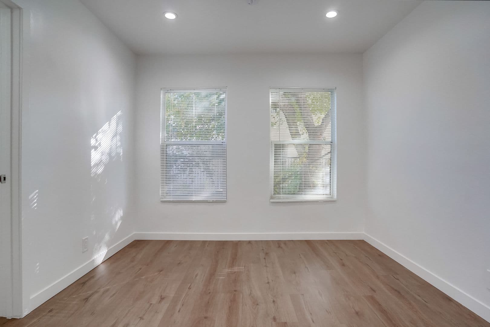 Valley Village Apartment: 12535 Burbank Blvd