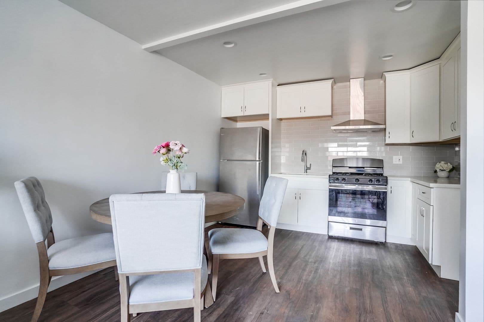 Van Nuys Apartment: 14235 Vanowen St