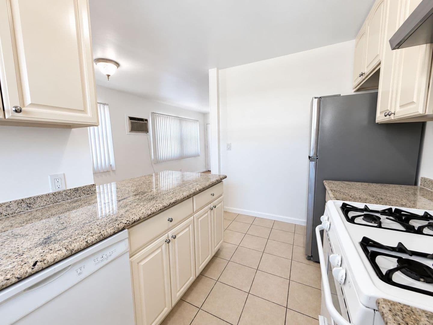 North Hollywood Apartment: 12805 Vanowen St