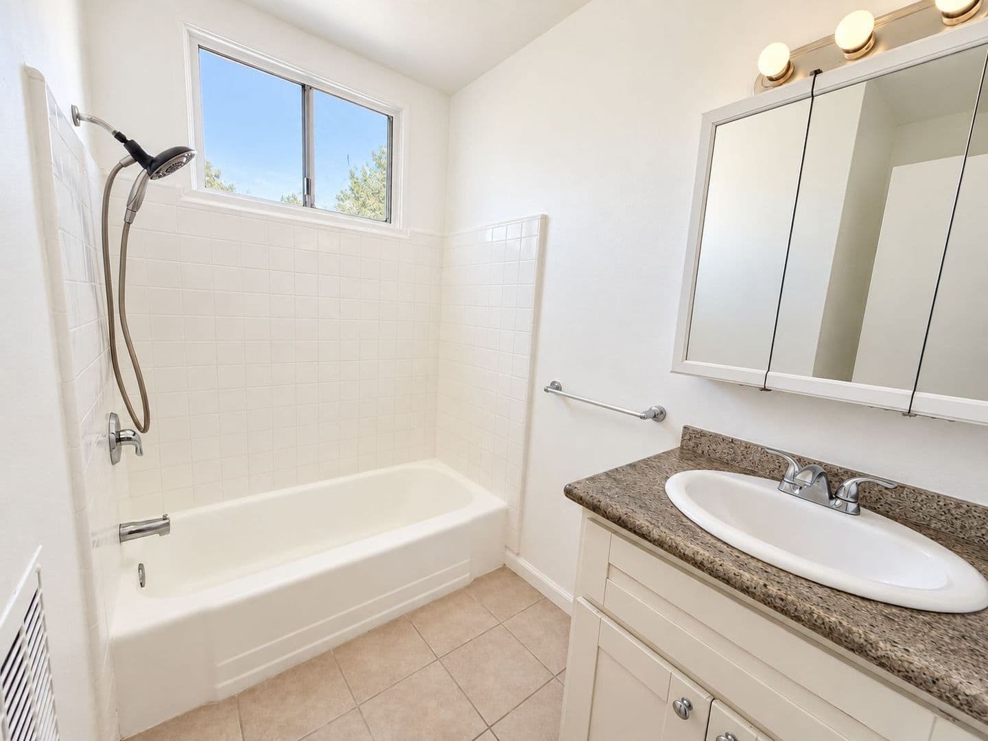 North Hollywood Apartment: 12805 Vanowen St