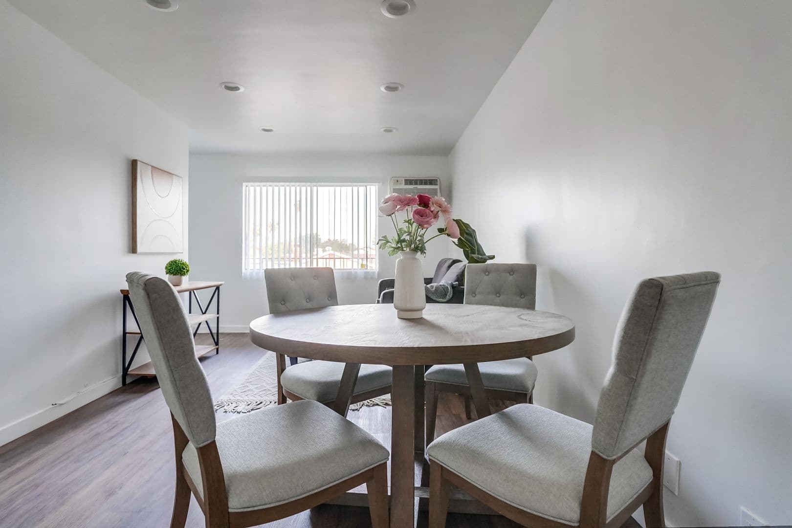 Van Nuys Apartment: 14235 Vanowen St