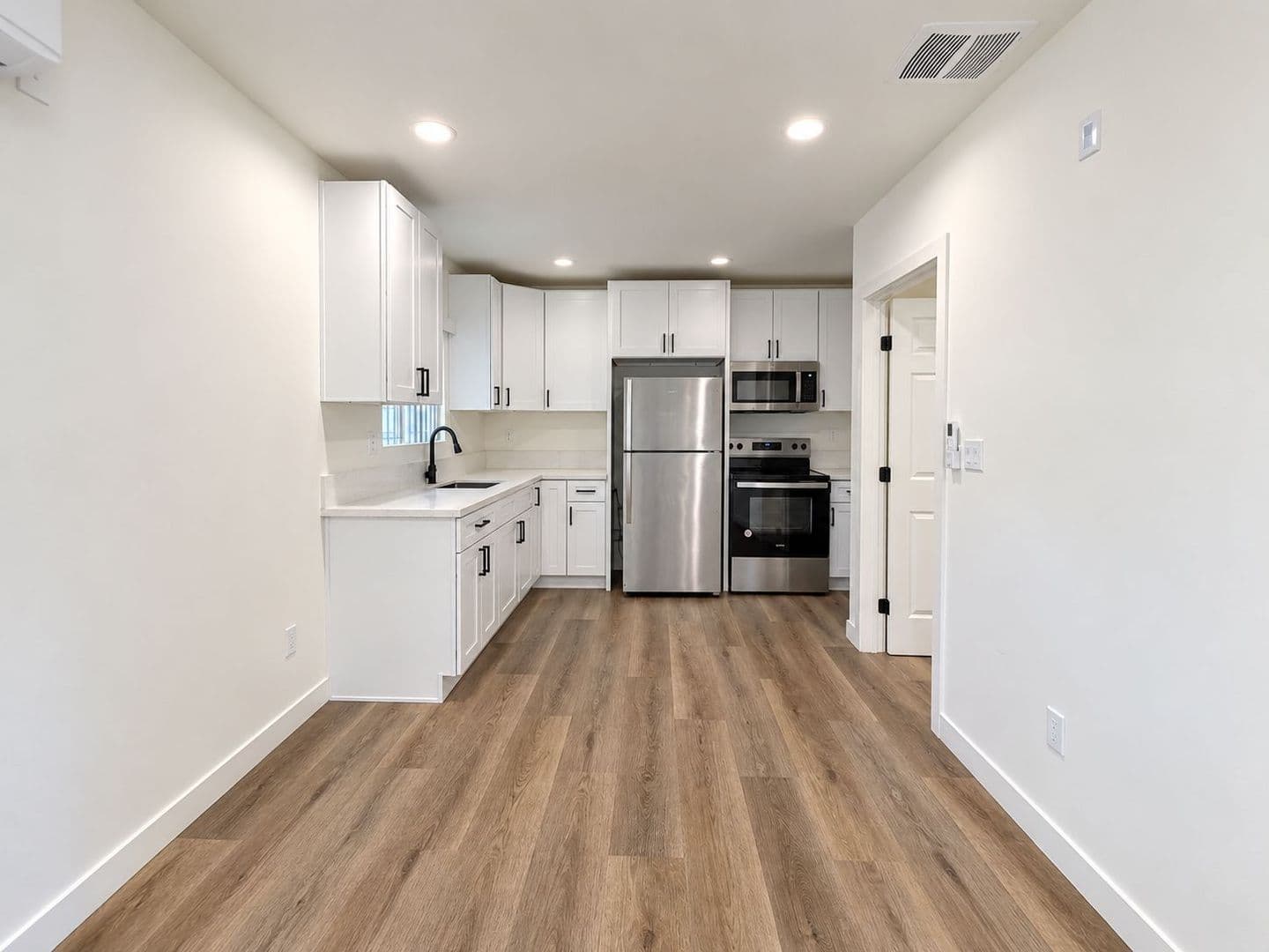 Van Nuys Apartment: 14108 Gilmore St