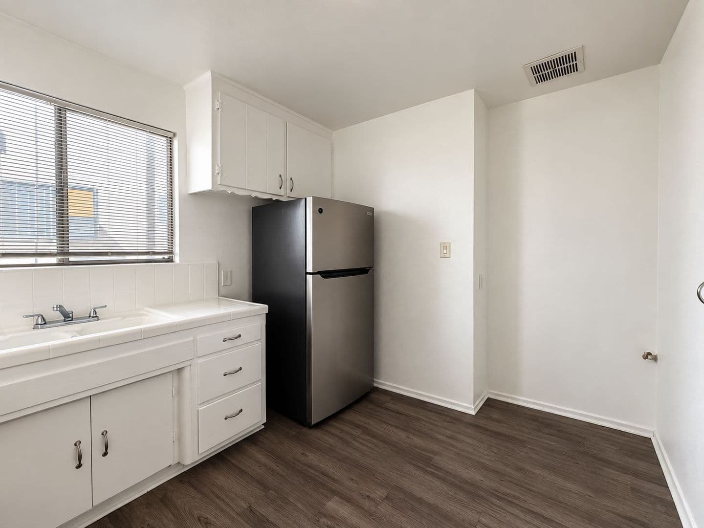 North Hollywood Apartment: 7117 Fulton Ave