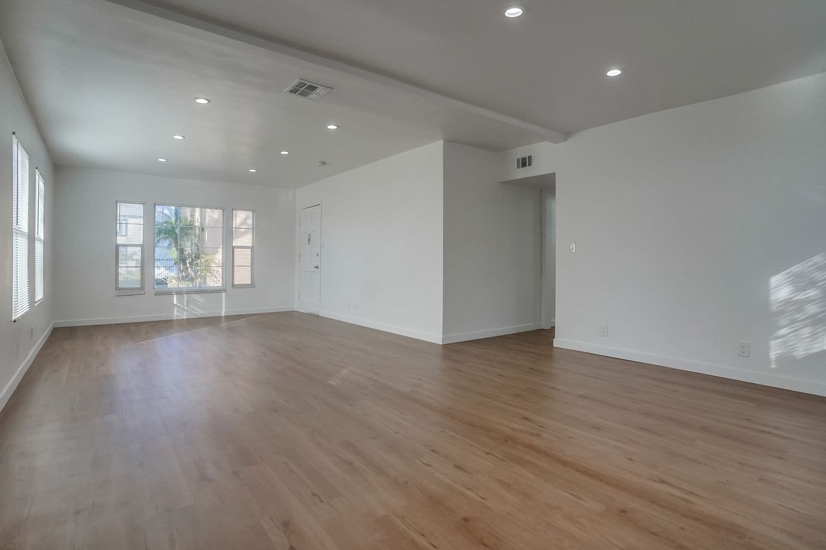 Valley Village Apartment: 12535 Burbank Blvd