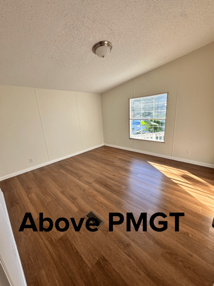 Cross Hill House: 1734 Pineland Shore Circle